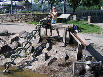 Kind speelt in Aquapark bij de Edersee in Duitsland